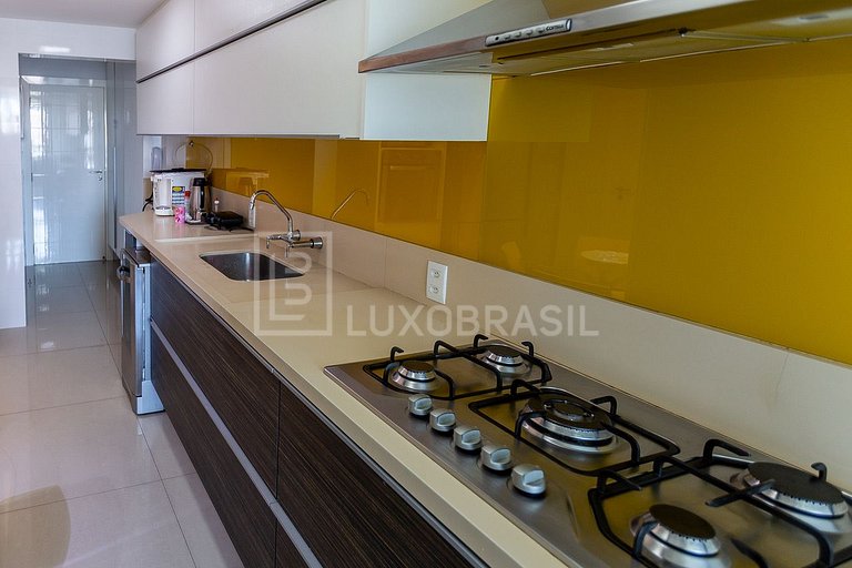Apartamento Frente Mar na Praia da Barra com 4 quartos