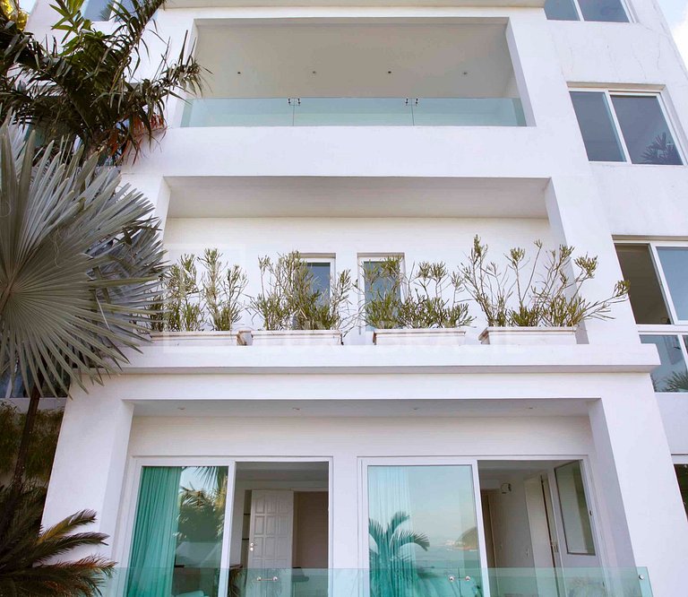 Mansão moderna com 4 suítes e 2 piscinas no Joá