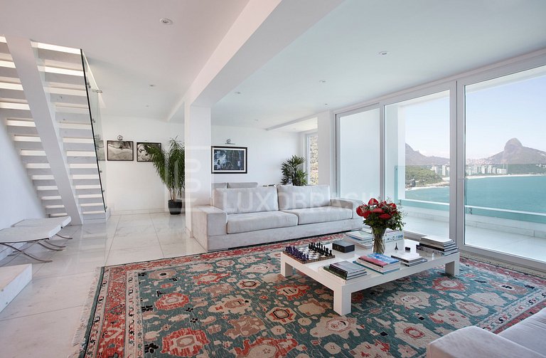 Mansão moderna com 4 suítes e 2 piscinas no Joá