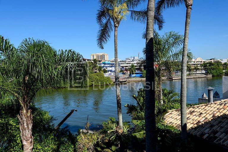 Casa nas margens do Canal da Barra da Tijuca #742