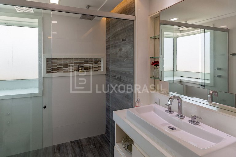 Apartamento Frente Mar na Praia da Barra com 4 quartos