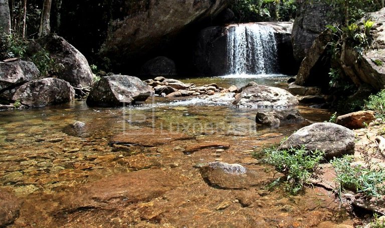 Casa na Serra com Cachoeira e Ofurô em Secretário