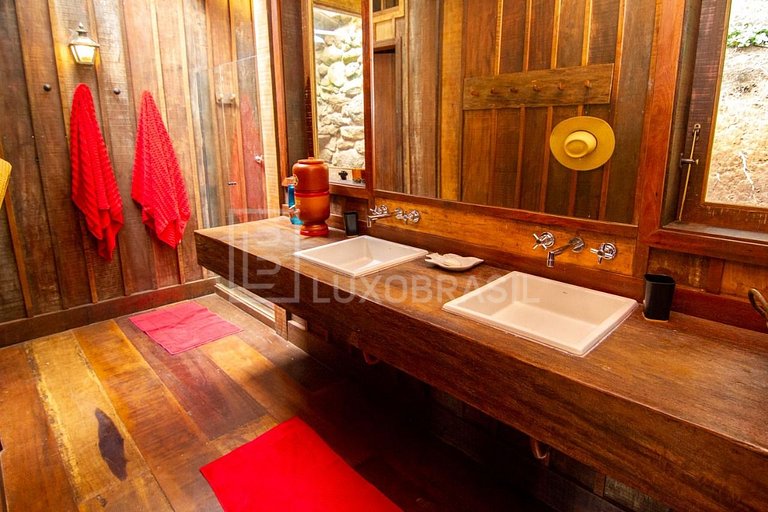 Casa na Serra com Cachoeira e Ofurô em Secretário