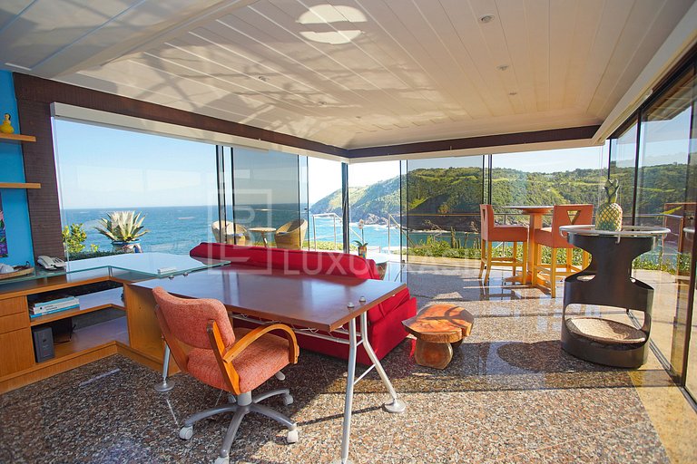 Casa Praia da Ferradura 06 Suítes