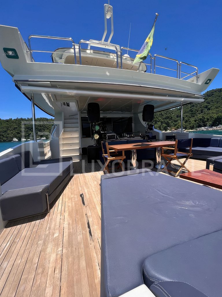 Iate 103 Pés – Luxo e Passeios em Ilhabela