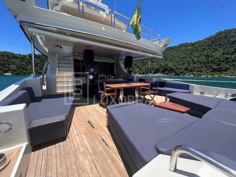 Iate 103 Pés – Luxo e Passeios em Ilhabela