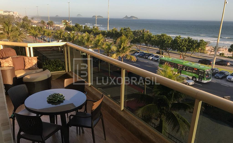 LB - RJ84 Beachfront Apartment Posto 6 Barra Vacation Rental