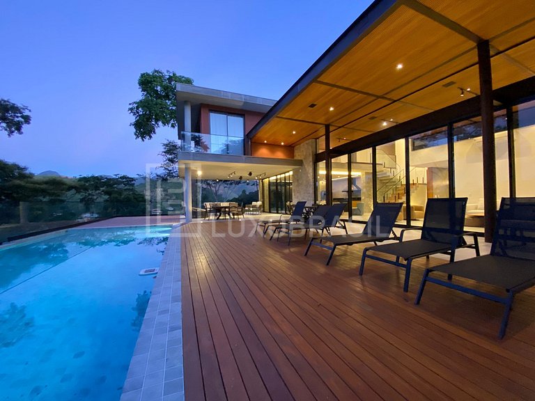 Mansão em Petrópolis – 4 Suítes, Piscina e Sauna