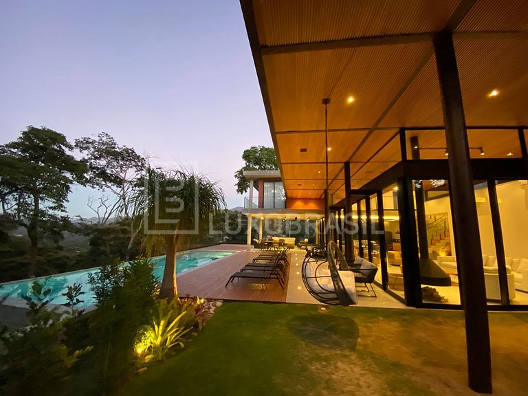 Mansão em Petrópolis – 4 Suítes, Piscina e Sauna