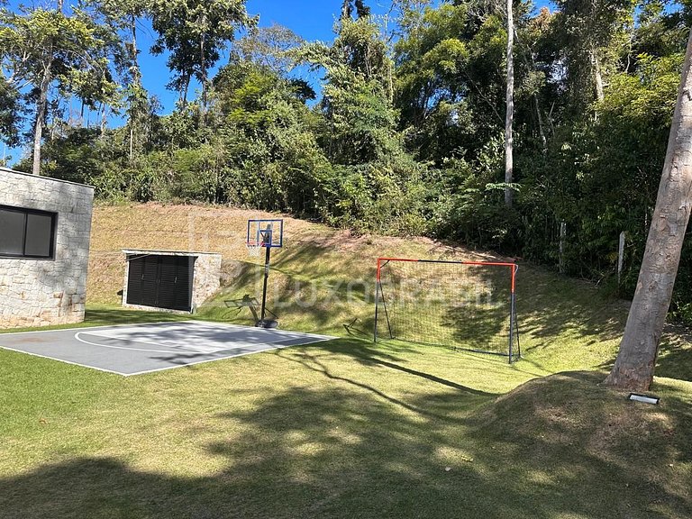 Mansão em Petrópolis – 4 Suítes, Piscina e Sauna