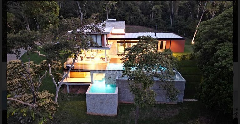 Mansão em Petrópolis – 4 Suítes, Piscina e Sauna