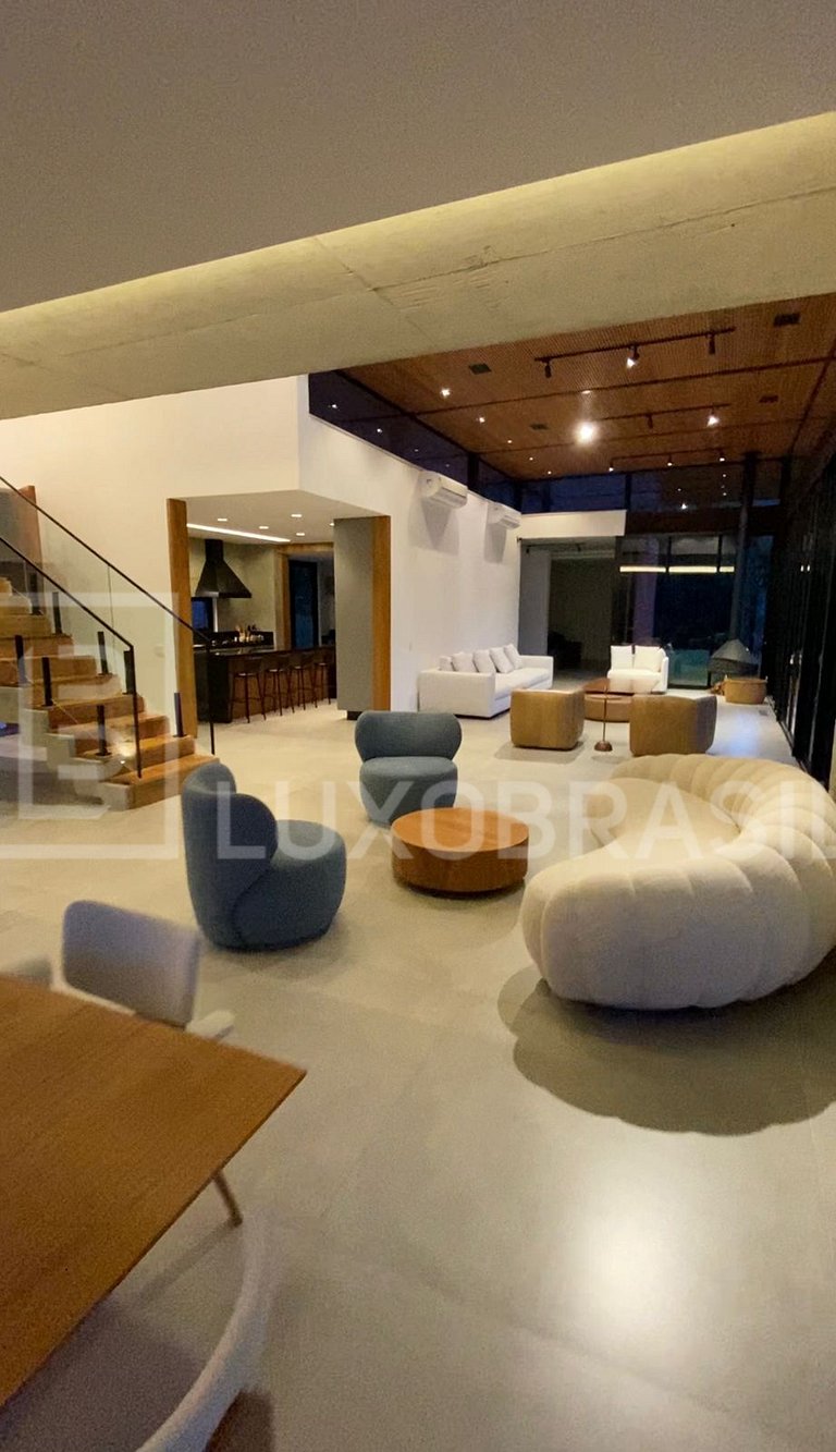 Mansão em Petrópolis – 4 Suítes, Piscina e Sauna