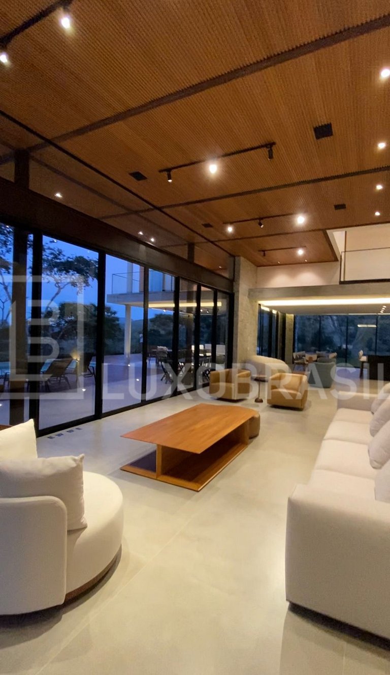 Mansão em Petrópolis – 4 Suítes, Piscina e Sauna