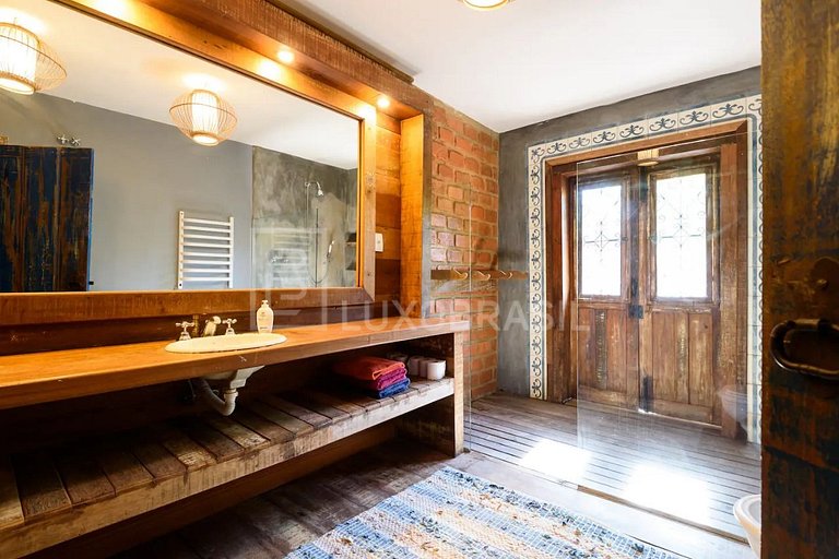 LB - RJ742 House with deck on the banks of the canal in Barr