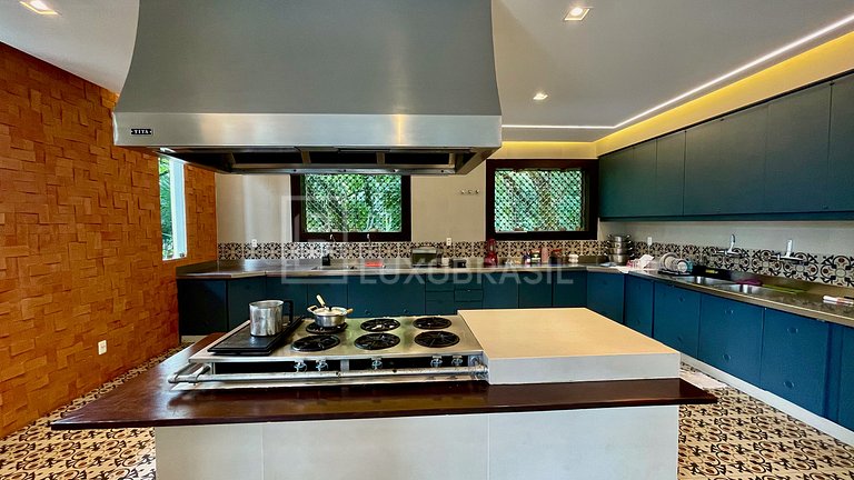 LB - RJ832 Cinematic 9-Suite Residence for Sale - Itanhangá