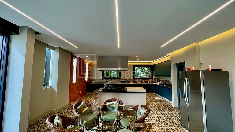LB - RJ832 Cinematic 9-Suite Residence for Sale - Itanhangá