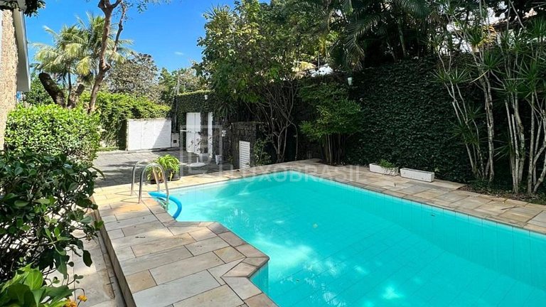 LB #RJ998 Luxurious House with Pool in Greenwood Park Condom