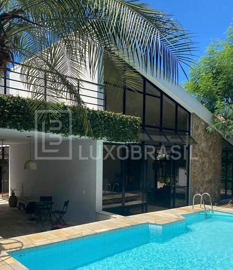 LB #RJ998 Casa Lujosa con Piscina en el Condominio Greenwood