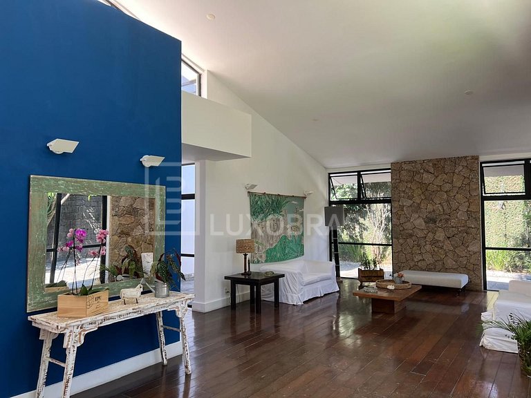 LB #RJ998 Luxurious House with Pool in Greenwood Park Condom