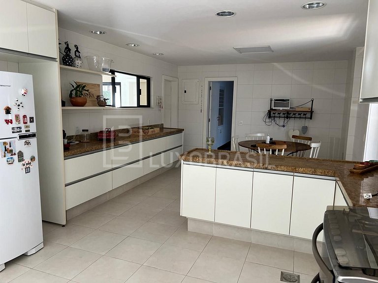 LB #RJ998 Luxurious House with Pool in Greenwood Park Condom