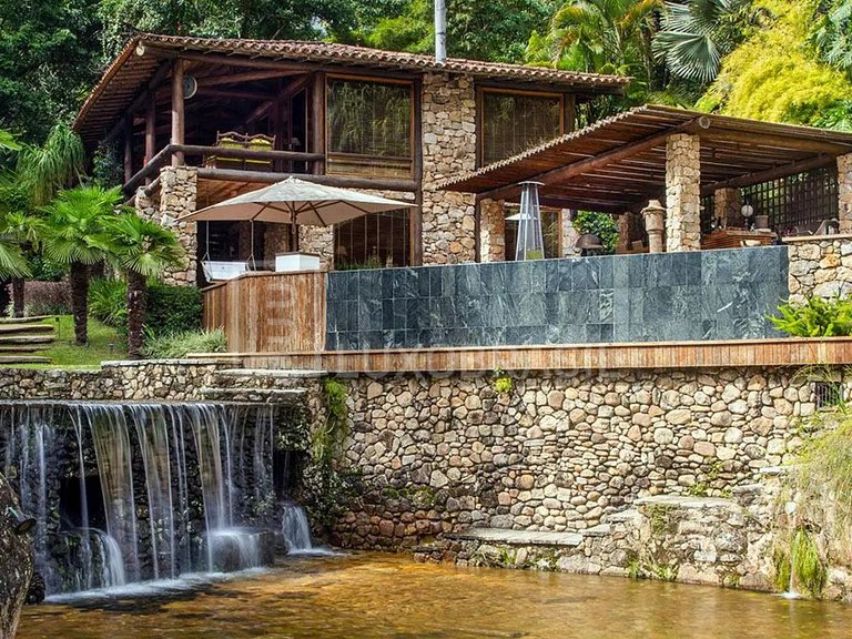 LB - SE16 Exclusive Retreat with 5 Suites, Natural Pools and