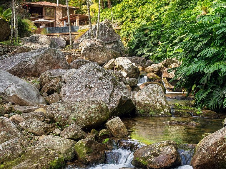 LB - SE16 Exclusive Retreat with 5 Suites, Natural Pools and
