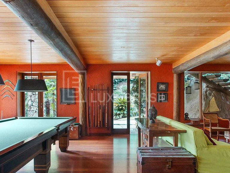 LB - SE16 Exclusive Retreat with 5 Suites, Natural Pools and