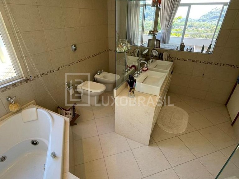 LB - RJ947 Casa com 04 suítes à venda, 485 m² por R$ 3.390.0