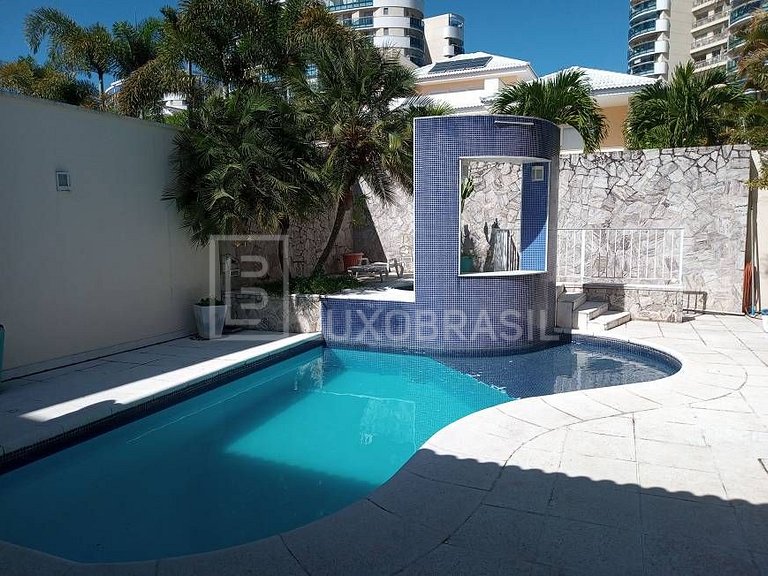 LB - RJ955 Casa triplex em estilo Brezinski, 06 suítes, com