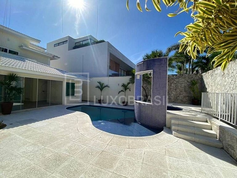 LB - RJ955 Casa triplex em estilo Brezinski, 06 suítes, com