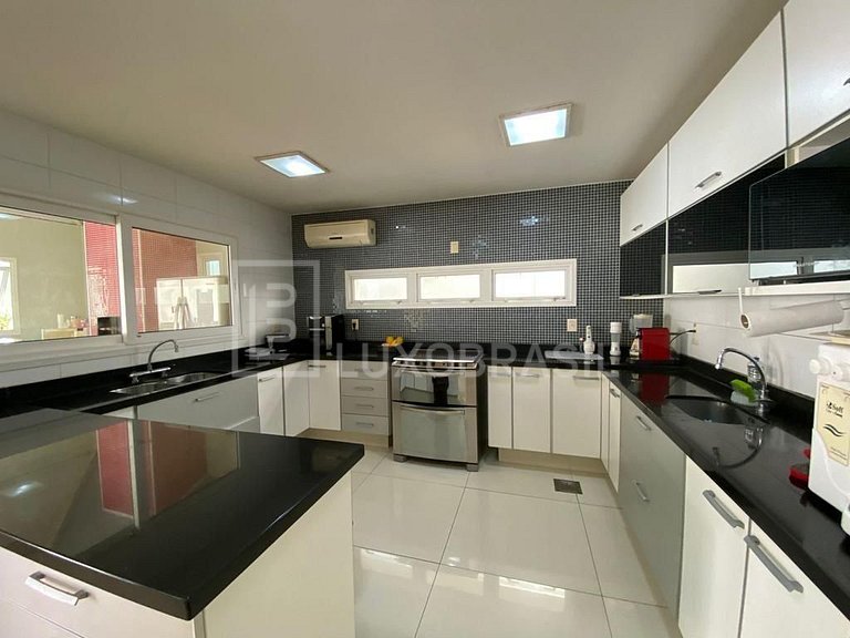 LB - RJ955 Casa triplex em estilo Brezinski, 06 suítes, com