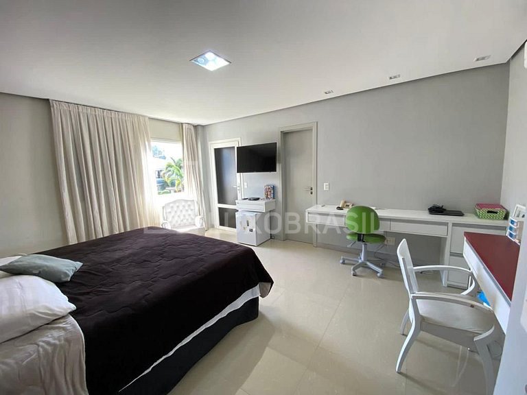 LB - RJ955 Casa triplex em estilo Brezinski, 06 suítes, com