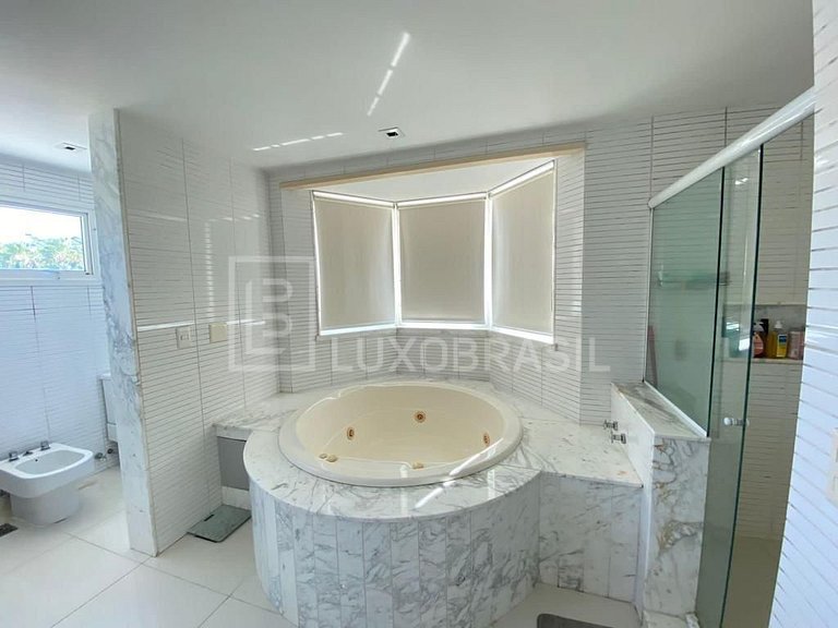 LB - RJ955 Casa triplex em estilo Brezinski, 06 suítes, com