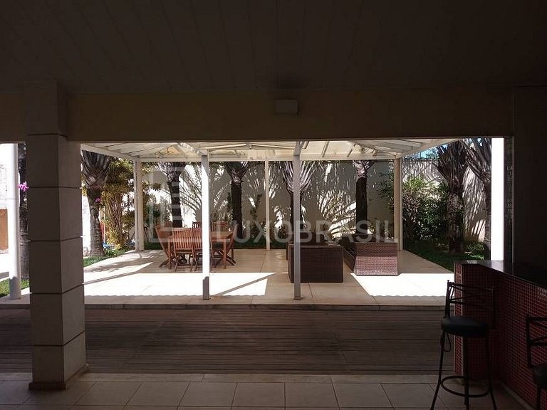 LB - RJ955 Casa triplex em estilo Brezinski, 06 suítes, com