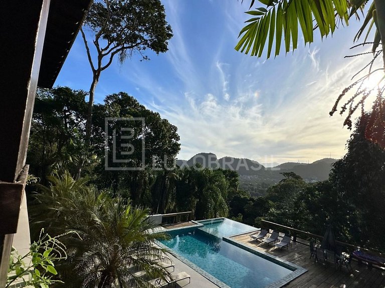 LB #RJ832 Casa Cinematográfica en Itanhangá Ofrece Elegancia