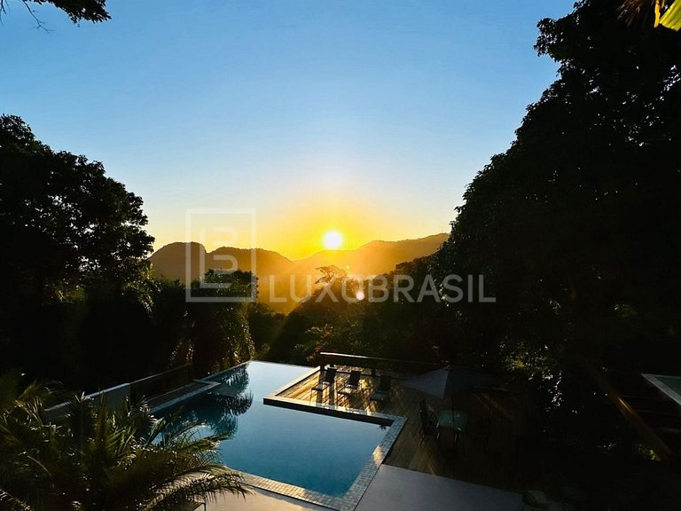 LB #RJ832 Casa Cinematográfica en Itanhangá Ofrece Elegancia