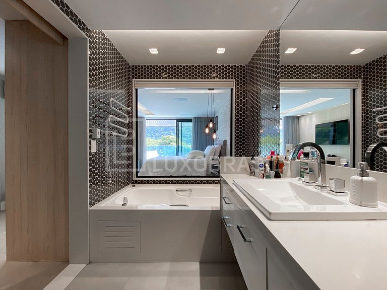 LB - RJ911 Casa con 4 Suites en Venta – 852 m² – Joá