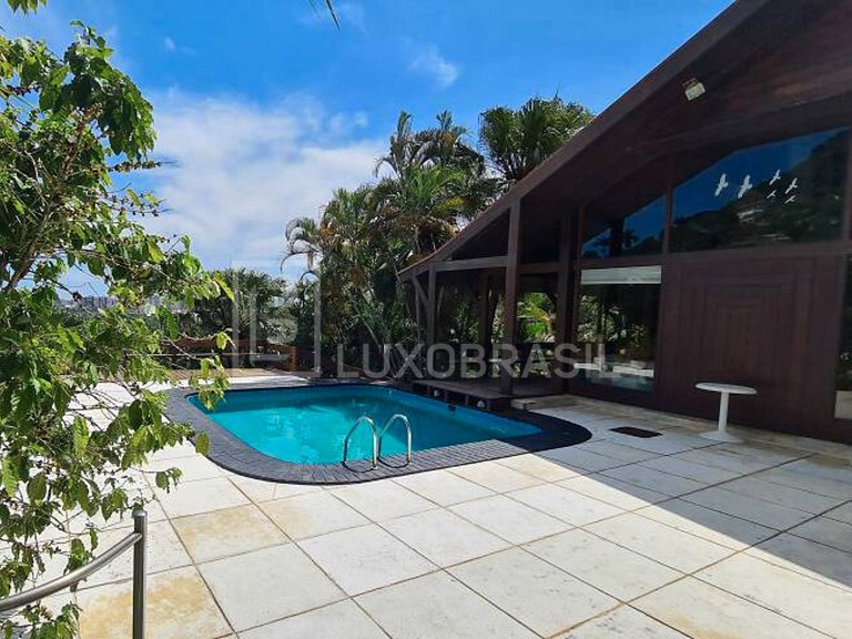 LB - RJ821 4-Bedroom House for Sale in Portinho do Massarú –