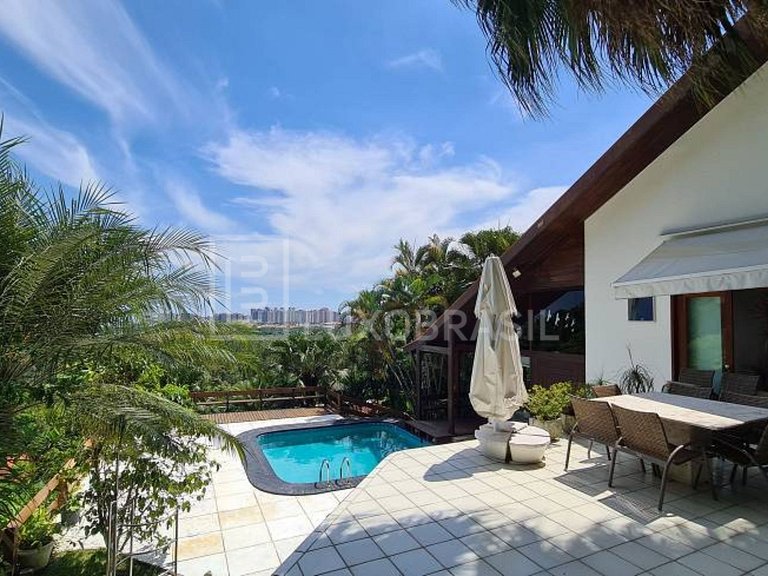 LB - RJ821 4-Bedroom House for Sale in Portinho do Massarú –