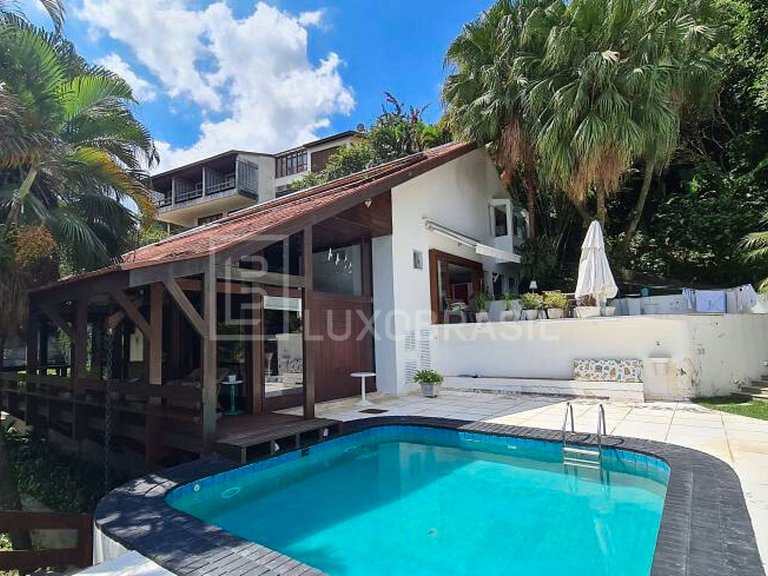 LB - RJ821 4-Bedroom House for Sale in Portinho do Massarú –