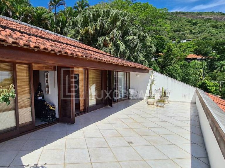 LB - RJ821 4-Bedroom House for Sale in Portinho do Massarú –