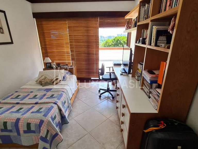 LB - RJ821 4-Bedroom House for Sale in Portinho do Massarú –