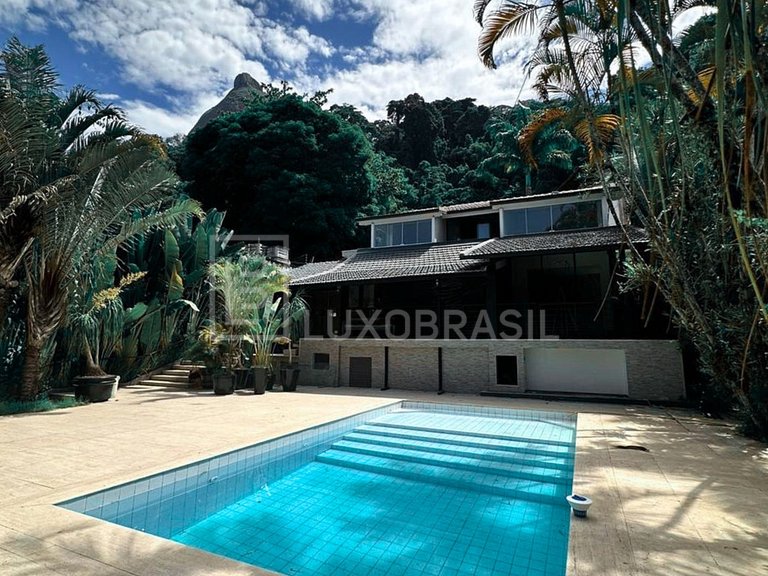 LB – RJ810 Casa Ampla à Venda com 3 Suítes e Área de Lazer C