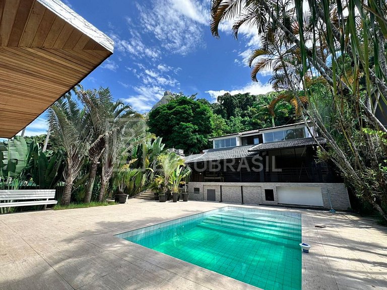 LB – RJ810 Casa Amplia en Venta con 3 Suites y Área de Ocio