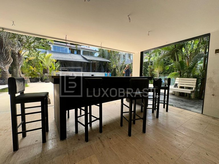 LB – RJ810 Casa Ampla à Venda com 3 Suítes e Área de Lazer C