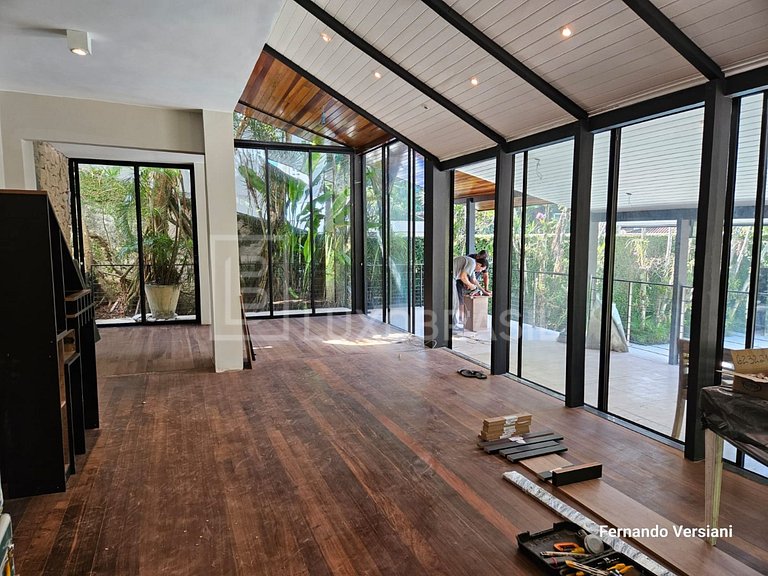 LB – RJ810 Spacious House for Sale with 3 Suites and Complet