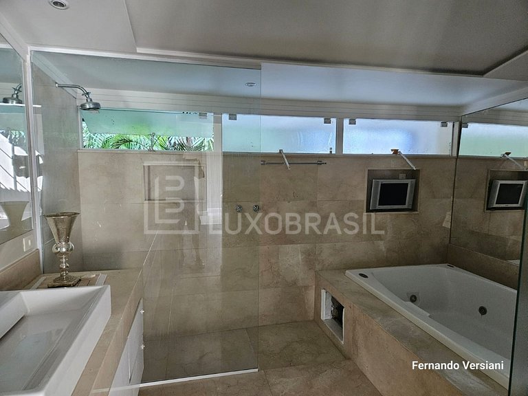 LB – RJ810 Casa Ampla à Venda com 3 Suítes e Área de Lazer C