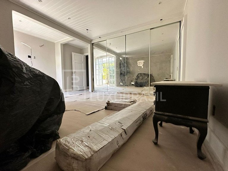 LB – RJ810 Spacious House for Sale with 3 Suites and Complet