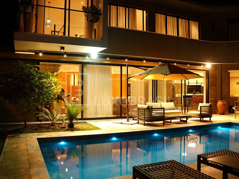 LB - SP804 Magnífica Casa con 6 Suites en el Condominio Cost