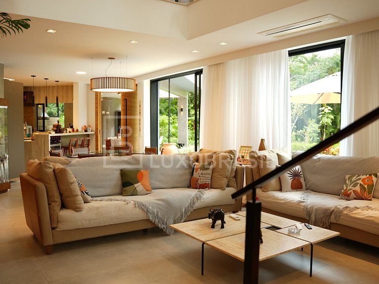 LB - SP804 Magnificent 6-Suite Home in Costa do Sol Gated Co